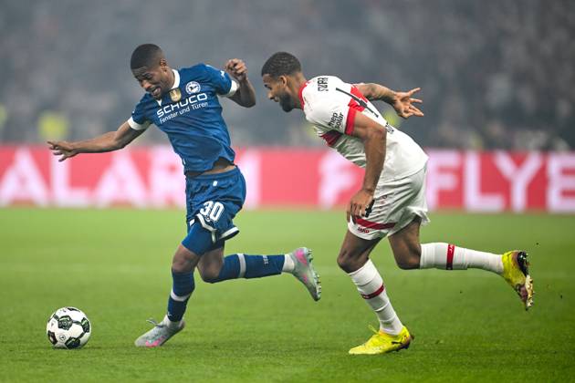 Isaiah Young (DSC Arminia Bielefeld, 30) im Zweikampf mit Josha Vagnoman (VfB Stuttgart, 04). GER, DSC Arminia Bielefeld vs. VfB Stuttgart, Fussball, Herren, DFB-Pokal, Finale, Spielzeit 2024 2025, 24.05.2025, DFB REGULATIONS PROHIBIT ANY USE OF PHOTOGRAPHS AS IMAGE SEQUENCES AND OR QUASI-VIDEO GER, DSC Arminia Bielefeld vs. VfB Stuttgart, Fussball, Herren, DFB-Pokal, Finale, Spielzeit 2024 2025, 24.05.2025, Berlin Copyright: xEibner-Pressefoto FlorianxWiegandx EP_FWD
