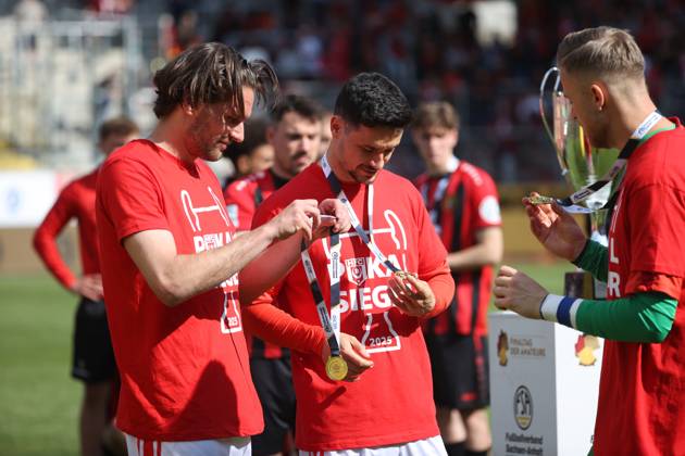 240525 Halle Saale Sachsen Anhalt Leuna Chemie Stadion Fußball Hallescher FC Halle HFC Regionalliga Nordost 4. Liga Männer Saison 2024 2025 Landespokal FSA Finale Pokalfinale 2025 Hallescher FC - 1. FC Lok Stendal 1:0 mit Siegermedaillien Jonas Nietfeld (HFC) Niklas Landgraf (Hallescher FC) Sven Müller Torwart (HFC)