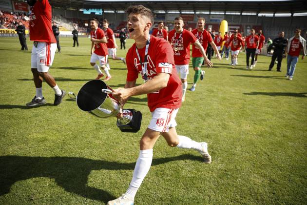 240525 Halle Saale Sachsen Anhalt Leuna Chemie Stadion Fußball Hallescher FC Halle HFC Regionalliga Nordost 4. Liga Männer Saison 2024 2025 Landespokal FSA Finale Pokalfinale 2025 Hallescher FC - 1. FC Lok Stendal 1:0 Jubel mit Pott Lukas Halangk (Hallescher FC) ManasseŽ Eshele (Hallescher FC) Marius Hauptmann (Hallescher FC) hfcetw