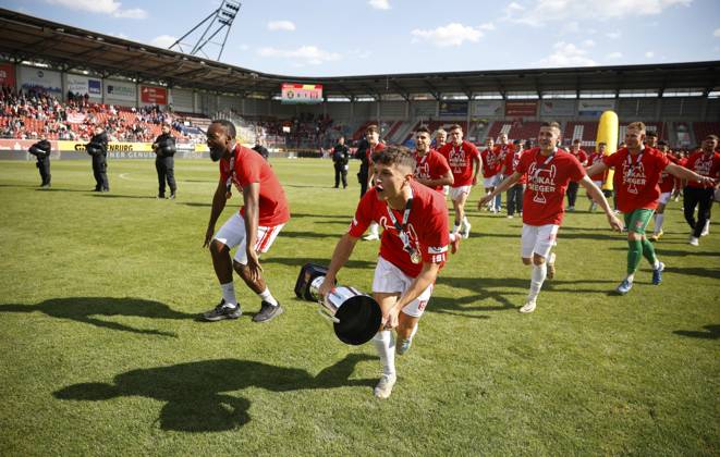 240525 Halle Saale Sachsen Anhalt Leuna Chemie Stadion Fußball Hallescher FC Halle HFC Regionalliga Nordost 4. Liga Männer Saison 2024 2025 Landespokal FSA Finale Pokalfinale 2025 Hallescher FC - 1. FC Lok Stendal 1:0 Jubel mit Pott Lukas Halangk (Hallescher FC) ManasseŽ Eshele (Hallescher FC) Marius Hauptmann (Hallescher FC) hfcetw