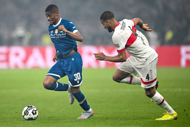 Isaiah Young (DSC Arminia Bielefeld, 30) im Zweikampf mit Josha Vagnoman (VfB Stuttgart, 04), GER, DSC Arminia Bielefeld vs. VfB Stuttgart, Fussball, Herren, DFB-Pokal, Finale, Spielzeit 2024 2025, 24.05.2025, DFB REGULATIONS PROHIBIT ANY USE OF PHOTOGRAPHS AS IMAGE SEQUENCES AND OR QUASI-VIDEO GER, DSC Arminia Bielefeld vs. VfB Stuttgart, Fussball, Herren, DFB-Pokal, Finale, Spielzeit 2024 2025, 24.05.2025, Berlin Copyright: xEibner-Pressefoto FlorianxWiegandx EP_FWD