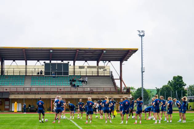 250527 Players of the Swedish women™s national football team gather during a training session on May 27, 2025 in Fidenza. Photo: Ludvig Thunman BILDBYRAN kod LT LT0702 fotboll football soccer fotball sverige sweden dam bbeng Copyright: LUDVIGxTHUNMAN BB250527LT072