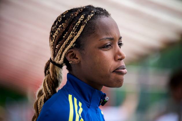 250527 Evelyn Ijeh of the Swedish women™s national football team is interviewed by the media after a training session on May 27, 2025 in Fidenza. Photo: Ludvig Thunman BILDBYRAN kod LT LT0702 fotboll football soccer fotball sverige sweden dam bbeng Copyright: LUDVIGxTHUNMAN BB250527LT092