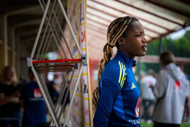 250527 Evelyn Ijeh of the Swedish women™s national football team is interviewed by the media after a training session on May 27, 2025 in Fidenza. Photo: Ludvig Thunman BILDBYRAN kod LT LT0702 fotboll football soccer fotball sverige sweden dam bbeng Copyright: LUDVIGxTHUNMAN BB250527LT093