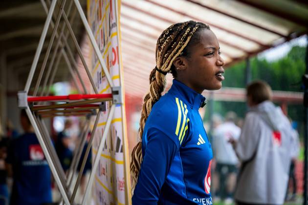 250527 Evelyn Ijeh of the Swedish women™s national football team is interviewed by the media after a training session on May 27, 2025 in Fidenza. Photo: Ludvig Thunman BILDBYRAN kod LT LT0702 fotboll football soccer fotball sverige sweden dam bbeng Copyright: LUDVIGxTHUNMAN BB250527LT107