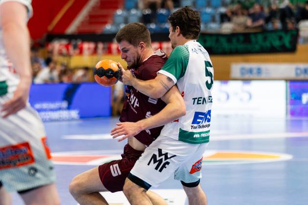 Rutger TEN VELDE (FRISCH AUF! Goeppingen, 05) im Zweikampf gegen Ole SCHRAMM (1. VFL Potsdam, 13) 1. VfL Potsdam (POT) vs. FRISCH AUF! Goeppingen (FAG), Handball, Maenner, Daikin Handball Bundesliga (HBL), 32. Spieltag, Spielzeit 2024 2025, 31.05.2025 1. VfL Potsdam (POT) vs. FRISCH AUF! Goeppingen (FAG), Handball, Maenner, Daikin Handball Bundesliga (HBL), 32. Spieltag, Spielzeit 2024 2025, 31.05.2025 Potsdam Copyright: xEibnerxPressefoto OliverxSchmidtx EP_OST
