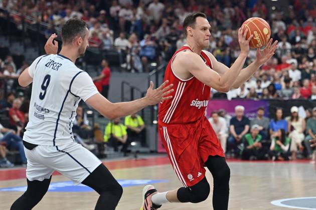 Johannes VOIGTMANN (FCB), Aktion,Zweikampf gegen Paul ZIPSER (HD). Basketball BBL,Saison 2024 2025 ,1.Play Off Halbfinale FC Bayern Muenchen-MLP Academics Heidelberg am 01.06.2025, S A P G A R D EN