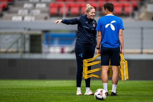 250602 Head coach Gemma Grainger of the Norwegian women s national football team during a training session on June 2, 2025 in Sion. Photo: Marius Simensen BILDBYRAN COP 238 bbeng dam football fotball fotboll norge norway practice soccer training trening träning uefa women s nations league Copyright: MARIUSxSIMENSEN BB250602BB422