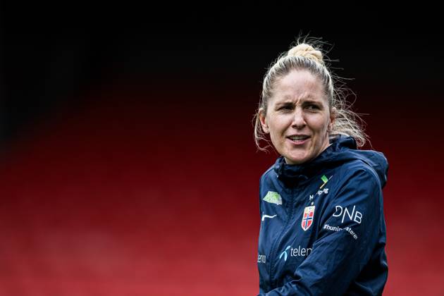 250602 Head coach Gemma Grainger of the Norwegian women s national football team during a training session on June 2, 2025 in Sion. Photo: Marius Simensen BILDBYRAN COP 238 bbeng dam football fotball fotboll norge norway practice soccer training trening träning uefa women s nations league Copyright: MARIUSxSIMENSEN BB250602BB468