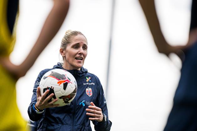 250602 Head coach Gemma Grainger of the Norwegian women s national football team during a training session on June 2, 2025 in Sion. Photo: Marius Simensen BILDBYRAN COP 238 bbeng dam football fotball fotboll norge norway practice soccer training trening träning uefa women s nations league Copyright: MARIUSxSIMENSEN BB250602BB521