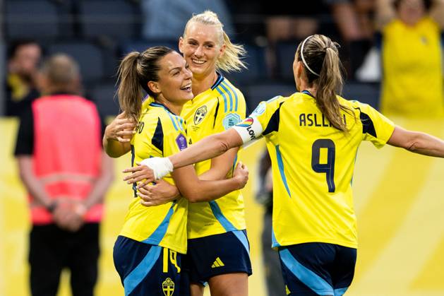 250603 Stina Blackstenius of Sweden celebrates with Johanna Rytting Kaneryd and Kosovare Asllani after 4-1 during the Women s Nations League football match between Sweden and Denmark on June 3, 2025 in Stockholm. Photo: Emma Wallskog BILDBYRAN COP 320 JM0698 fotboll football soccer fotball nations league uefa womens nations league sverige sweden danmark denmark dam bbeng jubel Copyright: EMMAxWALLSKOG BB250603EW038