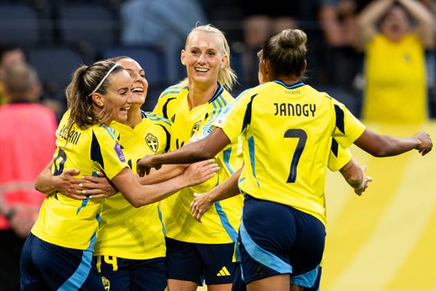 250603 Stina Blackstenius of Sweden celebrates with Johanna Rytting Kaneryd, Kosovare Asllani and Madelen Janogy after 4-1 during the Women s Nations League football match between Sweden and Denmark on June 3, 2025 in Stockholm. Photo: Emma Wallskog BILDBYRAN COP 320 JM0698 fotboll football soccer fotball nations league uefa womens nations league sverige sweden danmark denmark dam bbeng jubel Copyright: EMMAxWALLSKOG BB250603EW039