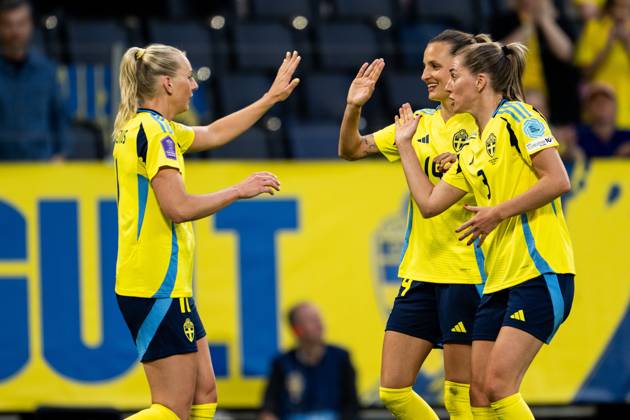 250603 Stina Blackstenius of Sweden celebrates with Nathalie Björn and Linda Sembrant after 4-1 during the Women s Nations League football match between Sweden and Denmark on June 3, 2025 in Stockholm. Photo: Emma Wallskog BILDBYRAN COP 320 JM0698 fotboll football soccer fotball nations league uefa womens nations league sverige sweden danmark denmark dam bbeng jubel Copyright: EMMAxWALLSKOG BB250603EW040