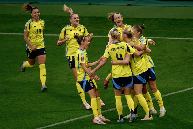 250603 Stina Blackstenius of Sweden celebrates the 1-0 goal with Johanna Rytting Kaneryd , Fridolina Rolfö , Julia Zigiotti Olme , Kosovare Asllani . Hanna Lundkvist and Filippa Angeldahl during the Women s Nations League football match between Sweden and Denmark on June 3, 2025 in Stockholm. Photo: Simon Hastegard BILDBYRAN kod SH JM0698 fotboll football soccer fotball nations league uefa womens nations league sverige sweden danmark denmark dam bbeng jubel Copyright: SIMONxHASTEGARD BB250603SH084