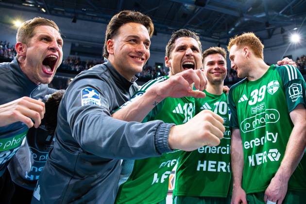 Joel Birlehm (TSV Hannover-Burgdorf, Nr. 35) Koray Ayar (TSV Hannover-Burgdorf, Nr. 61) Marius Steinhauser (TSV Hannover-Burgdorf, Nr. 19) Renars Uscins (TSV Hannover-Burgdorf, Nr. 10) Lukas Stutzke (TSV Hannover-Burgdorf, Nr. 39) (v.l.), TSV Hannover-Burgdorf (grün) gegen THW Kiel (weiß) am 33. Spieltag der Saison 2024 2025 in der DAIKIN Handball-Bundesliga (04.06.2025, ZAG Arena (Hannover, GER), Copyright: xJanxGuentherx xTSVxHannover-Burgdorfx