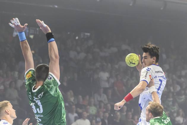 im Bild v.l.: Mijajlo Marsenic (Fuechse Berlin, 93), Julian Koester (VfL Gummersbach), Zweikampf, Action, Kampf, kaempft um den Ball, GER, Berlin, Fuechse Berlin vs VfL Gummersbach, HBL, Handball, Bundesliga, Max Schmeling Halle, 05.06.2025, Copyright: HMBxMedia UwexKoch