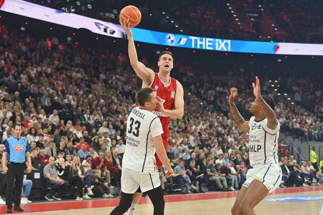 Johannes VOIGTMANN (FCB), Aktion,Zweikampf gegen Ryan MIKESELL (HD),re:Michael WEATHERS (HD). Basketball BBL,Saison 2024 2025 ,3.Play Off Halbfinale FC Bayern Muenchen-MLP Academics Heidelberg am 07.06.2025, S A P G A R D EN