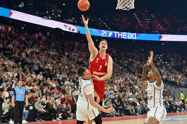 Johannes VOIGTMANN (FCB), Aktion,Zweikampf gegen Ryan MIKESELL (HD),re:Michael WEATHERS (HD). Basketball BBL,Saison 2024 2025 ,3.Play Off Halbfinale FC Bayern Muenchen-MLP Academics Heidelberg am 07.06.2025, S A P G A R D EN