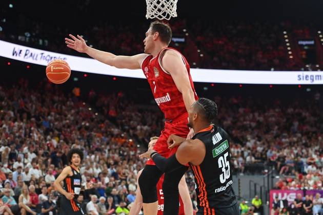 Johannes VOIGTMANN (FCB), Aktion,Zweikampf gegen Karim JALLOW (UL). Basketball BBL,Saison 2024 2025 1.Finale, FC Bayern Muenchen-Ratiopharm Ulm 82-66 am 15.06.2025, S A P G A R D EN