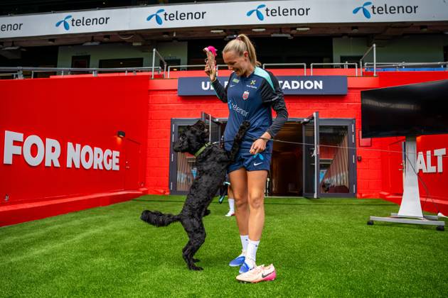 250623 Frida Maanum of the Norwegian women s national football team with a dog ahead of a training session on June 23, 2025 in Oslo. Photo: Vegard Grott BILDBYRAN kod VG VG0769 bbeng fotboll football soccer fotball norge norway women dam träning practice training trening pre-camp precamp Copyright: VEGARDxGRoTT BB250623VG002