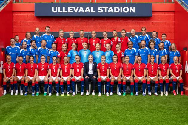 250623 Players and staff of the Norwegian women s national football team pose for a team photo ahead of the UEFA Women s Euro on June 23, 2025 in Oslo. Top row, left to right: Content producer Anniken Saetre Pedersen, physio Rikke Kommedahl Berg, physio Per-Otto Ringstad, masseur Marius Eriksrud, Sophie Roman Haug, Mathilde Harviken, Guro Bergsvand, Frida Maanum, Elisabeth Terland, Synne Sofie Kinden Jensen, Marthine ostenstad, kit manager John Konstad, doctor Trygve Hunemo, content producer Ingvild Isaksen and performance mindset coach Sally Needham. Middle row: Media officer Henning Sverdrup, analyst Morten Olsen, analyst Simon Tengwall Hansen, coach Terje Skjeldestad, assistant coach Ingvild Stensland, Maria Thorisdottir, Cecilie Fiskerstrand, Selma Panengstuen, Aurora Mikalsen, Sunniva Skoglund, Karina Saevik, assistant coach Lee Skyrme, goalkeeper coach Jon Knudsen, fitness coach Frankie Hunter, kit manager Ingunn Berger Saether and team manager Jeanette Ringstad. Front row: Emilie Woldvik, Marit Bratberg Lund, Tuva Hansen, Signe Gaupset, Maren Mjelde, Guro Reiten, Caroline Graham Hansen, head coach Gemma Grainger, Ada Hegerberg, Ingrid Syrstad Engen, Lisa Naalsund, Vilde Boe Risa, Celin Bizet, Justine Kielland and Thea Bjelde. Photo: Vegard Grott BILDBYRAN kod VG VG0770 bbeng fotboll football fotball dam norge norway lagbilde lagfoto lagbild team picture team photo precamp UEFA EURO, EM, Europameisterschaft,Fussball em kvinner em 2025 Copyright: VEGARDxGRoTT BB250623VG036