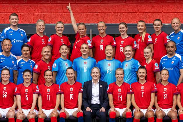 250623 Guro Bergsvand of the Norwegian women s national football team pose for a team photo together with teammates and staff ahead of the UEFA Women s Euro on June 23, 2025 in Oslo. Photo: Vegard Grott BILDBYRAN kod VG VG0770 bbeng fotboll football fotball dam norge norway lagbilde lagfoto lagbild team picture team photo precamp UEFA EURO, EM, Europameisterschaft,Fussball em kvinner em 2025 Copyright: VEGARDxGRoTT BB250623VG048