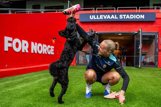 250623 Frida Maanum of the Norwegian women s national football team with a dog ahead of a training session on June 23, 2025 in Oslo. Photo: Vegard Grott BILDBYRAN kod VG VG0769 bbeng fotboll football soccer fotball norge norway women dam träning practice training trening pre-camp precamp Copyright: VEGARDxGRoTT BB250623VG066