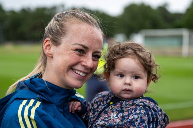 250624 Amanda Ilestedt of the Swedish women s national football team with her daughter Mila after a training session on June 24, 2025 in Ahus. Photo: Mathias Bergeld BILDBYRAN kod MB MB1150 fotboll football soccer fotball träning practice training sverige sweden dam bbeng kvinner women Copyright: MATHIASxBERGELD BB250624MB024