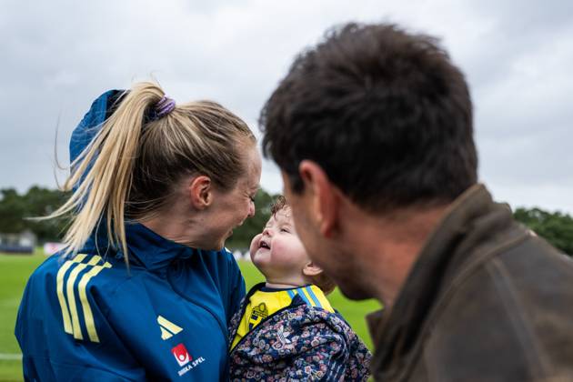 250624 Amanda Ilestedt of the Swedish women s national football team with her partner Rainer Müller and their daughter Mila after a training session on June 24, 2025 in Ahus. Photo: Mathias Bergeld BILDBYRAN kod MB MB1150 fotboll football soccer fotball träning practice training sverige sweden dam bbeng kvinner women Copyright: MATHIASxBERGELD BB250624MB025