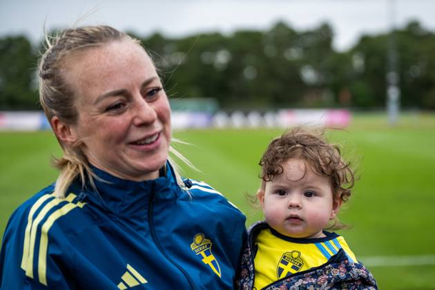 250624 Amanda Ilestedt of the Swedish women s national football team with her daughter Mila after a training session on June 24, 2025 in Ahus. Photo: Mathias Bergeld BILDBYRAN kod MB MB1150 fotboll football soccer fotball träning practice training sverige sweden dam bbeng kvinner women Copyright: MATHIASxBERGELD BB250624MB026