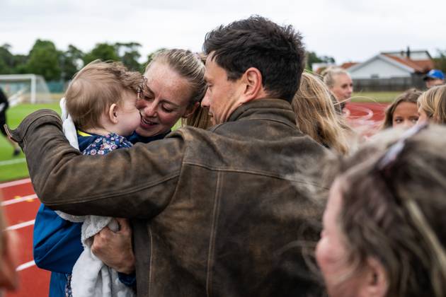 250624 Amanda Ilestedt of the Swedish women s national football team with her partner Rainer Müller and their daughter Mila after a training session on June 24, 2025 in Ahus. Photo: Mathias Bergeld BILDBYRAN kod MB MB1150 fotboll football soccer fotball träning practice training sverige sweden dam bbeng kvinner women Copyright: MATHIASxBERGELD BB250624MB027