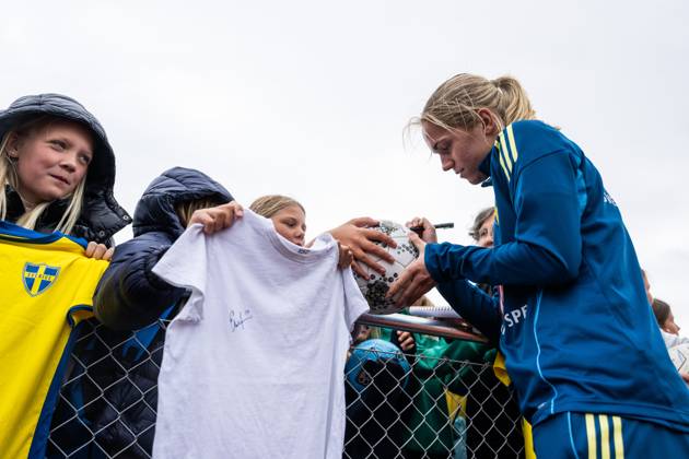 250624 Hanna Lundkvist of the Swedish women s national football team writes autographs for fans after a training session on June 24, 2025 in Ahus. Photo: Mathias Bergeld BILDBYRAN kod MB MB1150 fotboll football soccer fotball träning practice training sverige sweden dam bbeng kvinner women publik Copyright: MATHIASxBERGELD BB250624MB037