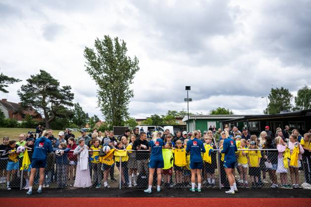 250624 Players of the Swedish women s national football team write autographs for fans after a training session on June 24, 2025 in Ahus. Photo: Mathias Bergeld BILDBYRAN kod MB MB1150 fotboll football soccer fotball träning practice training sverige sweden dam bbeng kvinner women publik Copyright: MATHIASxBERGELD BB250624MB032