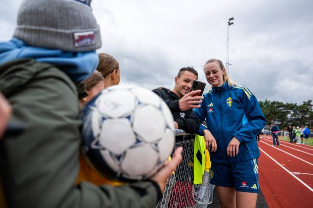 250624 Amanda Ilestedt of the Swedish women s national football team takes picture with a fan after a training session on June 24, 2025 in Ahus. Photo: Mathias Bergeld BILDBYRAN kod MB MB1150 fotboll football soccer fotball träning practice training sverige sweden dam bbeng kvinner women publik Copyright: MATHIASxBERGELD BB250624MB047