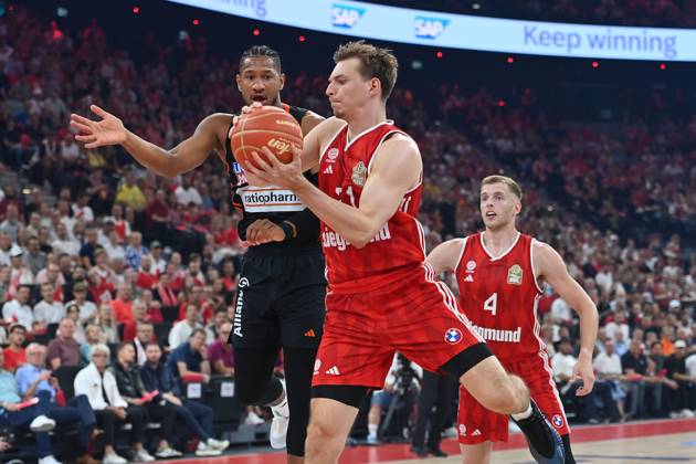 Justus HOLLATZ (FCB), Aktion,Zweikampf gegen Karim JALLOW (UL). Basketball BBL,Saison 2024 2025 5.Finale, FC Bayern Muenchen-Ratiopharm Ulm 81-77. am 26.06.2025, S A P G A R D EN