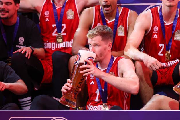 Andreas Obst 13 (FC Bayern Basketball) mit dem Bierglas, FC Bayern Basketball vs. ratiopharm ulm, Basketball, BBL, Finale, Spiel 5, 26.06.2025 Muenchen Bayern Deutschland