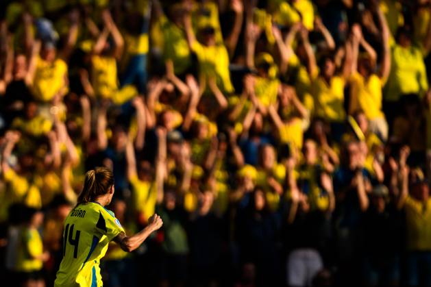 250704 Nathalie Björn of Sweden celebrates after the UEFA Women s Euro 2025 Championship group stage football match between Denmark and Sweden on July 4, 2025 in Geneva. Photo: Mathias Bergeld BILDBYRAN kod MB MB1169 fotboll football soccer fotball fotbolls-em europamästerskap em uefa womens euro uefa womens european football championship womens euro 2025 dam kvinner women danmark sverige sweden denmark 3 bbeng jubel Copyright: MATHIASxBERGELD BB250704MB201