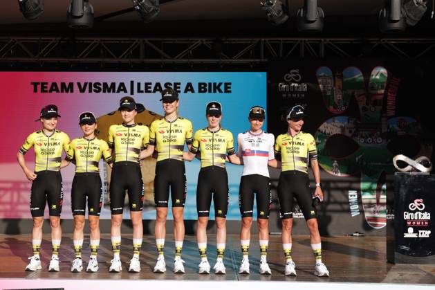TEAM VISMA LEASE A BIKE During the team presentation ahead of the Giro d™Italia women cycling race in Bergamo. The race starts on Sunday July 6, with the first Tudor ITT stage over 14,2 km, from and to Bergamo, North Italy - Saturday, July 5, 2025. - cycling . Copyright: xStefanoxNicoli LaPressex