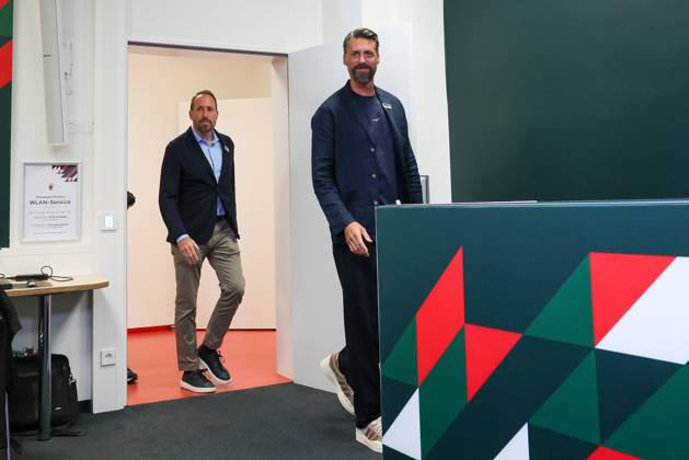 Geschaeftsfuehrer Finanzen Michael Stroell (FC Augsburg), Vorstellung Chef-Trainer Sandro Wagner, FC Augsburg, Fussball, 1. Bundesliga, 07.07.2025 DFB regulations prohibit any use of photographs as image sequences and or quasi-video Augsburg Bayern Deutschland