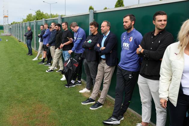 Geschaeftsfuehrer Finanzen Michael Stroell (FC Augsburg), Praesident Markus Krapf (FC Augsburg), Innovation Manager Manuel Baum (FC Augsburg), Koordinator Lizenzspielerabteilung Julian Baumgartlinger (FC Augsburg) beobachten das Training, Training, FC Augsburg, Fussball, 1. Bundesliga, 07.07.2025 DFB regulations prohibit any use of photographs as image sequences and or quasi-video Augsburg Bayern Deutschland