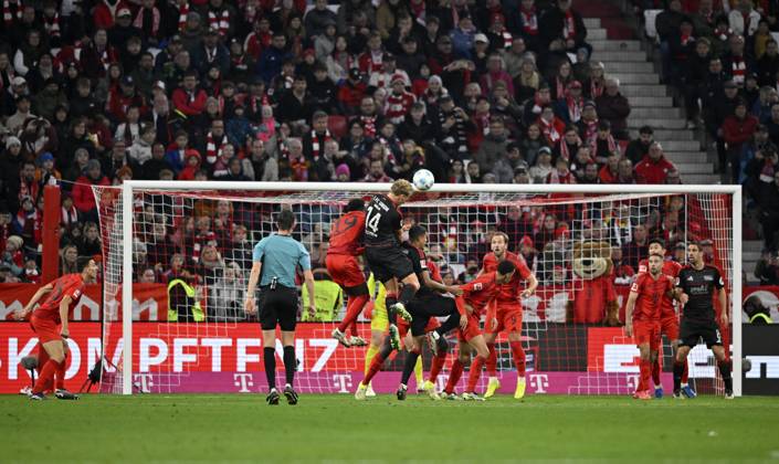 Strafraumszene, Torraumszene Kopfballduell Zweikampf Aktion Leopold Querfeld 1. FC Union Berlin FCU 14 gegen Alphonso Davies Bayern FC München FCB 19 Schiedsrichter Referee Dr. Matthias Jöllenbeck Allianz Arena, München, Bayern, Deutschland, Europa Penalty area scene, goal area scene header duel duel action Leopold Querfeld 1. FC Union Berlin FCU 14 against Alphonso Davies Bayern FC Munich FCB 19 Referee Referee Dr Matthias Jöllenbeck Allianz Arena, Munich, Bavaria, Germany, Europe Copyright: imageBROKER MichaelxWeber iblimw11692744.jpg Bitte beachten Sie die gesetzlichen Bestimmungen des deutschen Urheberrechtes hinsichtlich der Namensnennung des Fotografen im direkten Umfeld der Veröffentlichung Strafraumszene, Torraumszene Kopfballduell Zweikampf Aktion Leopold Querfeld 1. FC Union Berlin FCU (14) gegen Alphonso imago images 0777898087