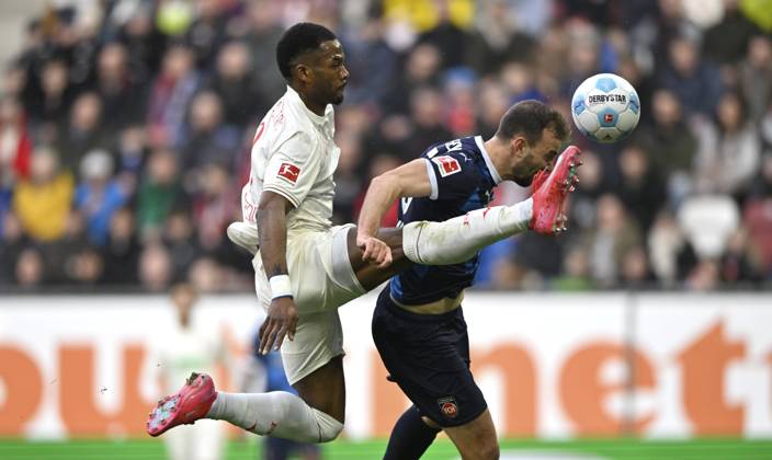 Strafraumszene, Torraumszene Torschuss Aktion Torchance Zweikampf, Aktion Benedikt Gimber 1. FC Heidenheim 1846 FCH 05 gegen Samuel Essende FC Augsburg FCA 09 WWK Arena, Augsburg, Bayern, Deutschland, Europa Penalty area scene, Goal area scene Goal shot Action Goal chance Duel, Action Benedikt Gimber 1. FC Heidenheim 1846 FCH 05 against Samuel Essende FC Augsburg FCA 09 WWK Arena, Augsburg, Bavaria, Germany, Europe Copyright: imageBROKER MichaelxWeber iblimw12335711.jpg Bitte beachten Sie die gesetzlichen Bestimmungen des deutschen Urheberrechtes hinsichtlich der Namensnennung des Fotografen im direkten Umfeld der Veröffentlichung Strafraumszene, Torraumszene Torschuss Aktion Torchance Zweikampf, Aktion Benedikt Gimber 1. FC Heidenheim 1846 FCH (05) imago images 0798054006