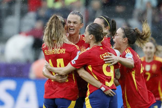 Jubel nach dem Tor zum 2:1, jubelnd, bejubelt, jubelt, jubeln, emotionen, um die Torschützin Irene Paredes (Spanien, 4) 07.07.2025, Fussball, UEFA Womens Euro, Spanien - Belgien, Schweiz, Thun, Stockhorn Arena. Copyright: HMBxMedia xHeikoxBecker