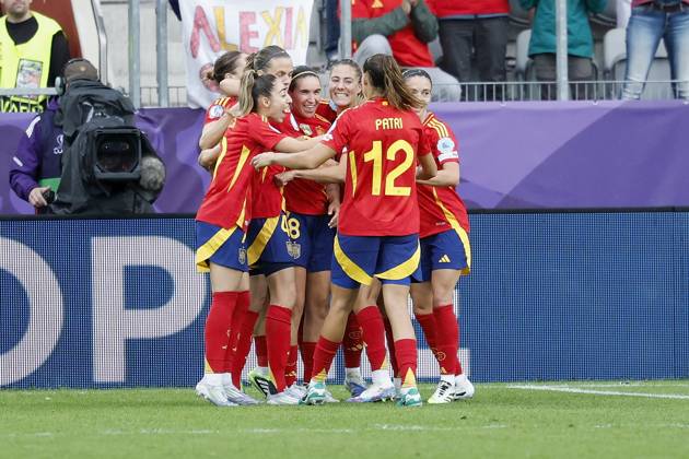 Jubel nach dem Tor zum 4:2, jubelnd, bejubelt, jubelt, jubeln, emotionen, um die Torschützin Mariona Caldentey (Spanien, 8) 07.07.2025, Fussball, UEFA Womens Euro, Spanien - Belgien, Schweiz, Thun, Stockhorn Arena. Copyright: HMBxMedia xHeikoxBecker