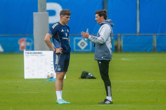 Nicolai Remberg Trainer Merlin Polzin ( HSV ) Deutschland , Hamburg , Volksparkstadion , Fussball , 1 . Bundesliga , Training des Hamburger SV
