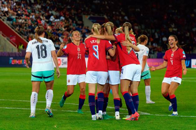 Frida Maanum of Norway celebrates after scoring a goal with teammates during UEFA Women s EURO 2025 - Norway vs Iceland, UEFA European Football Championship in Thun, Switzerland, July 10 2025  Copyright: xEmmanuelexMastrodonato IPAxSportx xipa-agency.netx xx IPA_60248164 IPA_Agency_IPA60248164