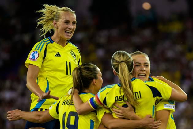 250712 Stina Blackstenius of Sweden celebrates with her teammates after Fridolina Rolfö scored 3-1 on a penalty kick during the UEFA Women s Euro 2025 group stage football match between between Sweden and Germany on July 12, 2025 in Zurich. Photo: Ludvig Thunman BILDBYRAN kod LT LT0714 fotboll football soccer fotball fotbolls-em europamästerskap em uefa womens euro uefa womens european football championship womens euro 2025 dam kvinner women sverige sweden germany deutschland tyskland bbeng jubel celebration Copyright: LUDVIGxTHUNMAN BB250712LT195