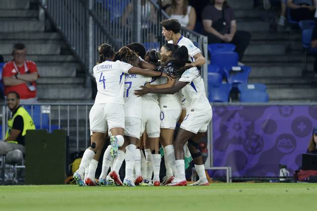 Jubel nach dem Tor zum 1:0, jubelnd, bejubelt, jubelt, jubeln, emotionen um die Torschützin Sandie Toletti (Frankreich, 6). 13.07.2025, Fussball, UEFA Womens Euro, Niederlande - Frankreich, Schweiz, Basel, St. Jakob-Park. Copyright: HMBxMedia xHeikoxBecker