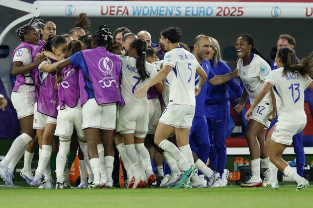 Jubel nach dem Tor zum 2:3, jubelnd, bejubelt, jubelt, jubeln, emotionen um die Torschützin Delphine Cascarino (Frankreich, 20), 13.07.2025, Fussball, UEFA Womens Euro, Niederlande - Frankreich, Schweiz, Basel, St. Jakob-Park. Copyright: HMBxMedia xHeikoxBecker