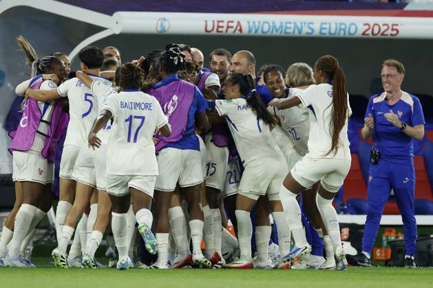 Jubel nach dem Tor zum 2:3, jubelnd, bejubelt, jubelt, jubeln, emotionen um die Torschützin Delphine Cascarino (Frankreich, 20), 13.07.2025, Fussball, UEFA Womens Euro, Niederlande - Frankreich, Schweiz, Basel, St. Jakob-Park. Copyright: HMBxMedia xHeikoxBecker